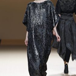 Desfile de Jesus del Pozo en la Fashion Week Madrid: vestido túnica negra metalizada