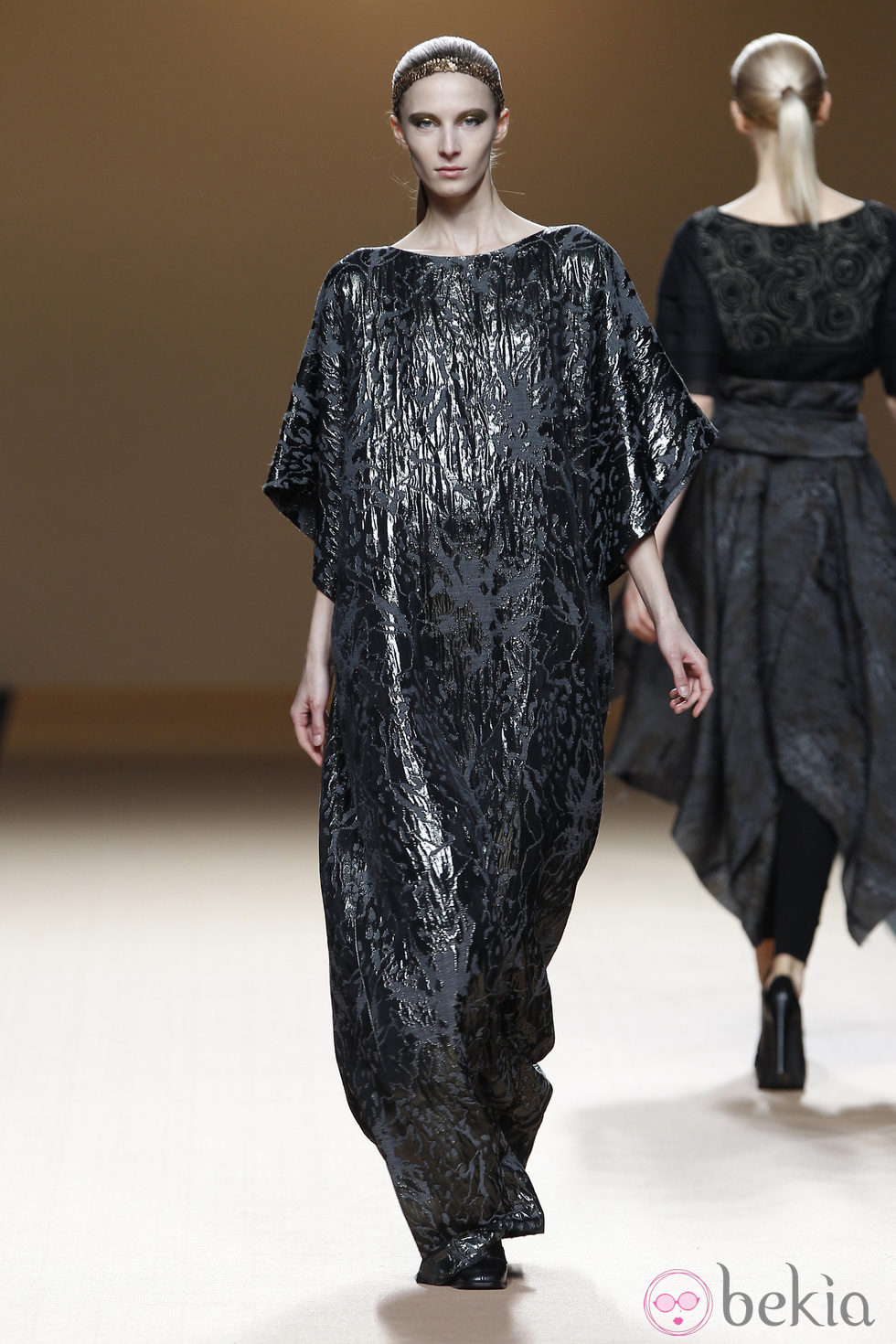Desfile de Jesus del Pozo en la Fashion Week Madrid: vestido túnica negra metalizada