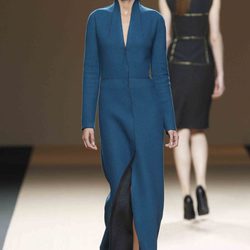 Desfile de Jesus del Pozo en la Fashion Week Madrid: vestido largo en tono azul cobalto