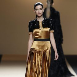 Desfile de Jesus del Pozo en la Fashion Week Madrid: vestido dorado de noche