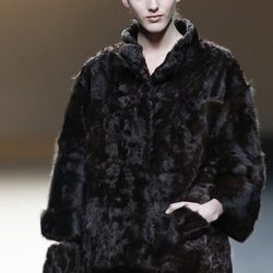 Desfile de Jesus del Pozo en la Fashion Week Madrid: abrigo negro de piel