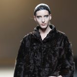 Desfile de Jesus del Pozo en la Fashion Week Madrid: abrigo negro de piel