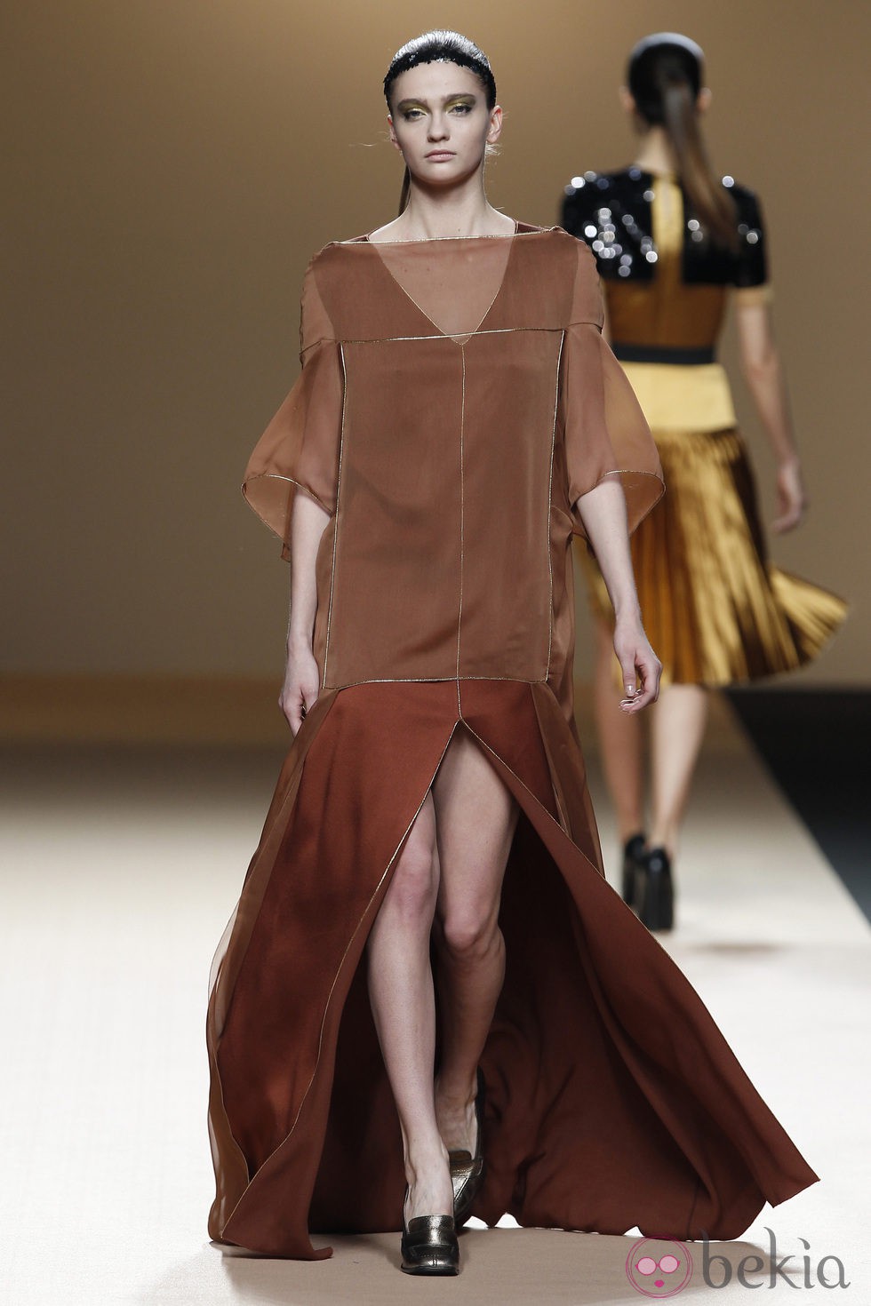 Desfile de Jesus del Pozo en la Fashion Week Madrid: vestido largo estilo túnica