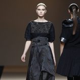 Desfile de Jesus del Pozo en la Fashion Week Madrid: camisa y falda superpuesta de forma asimétrica