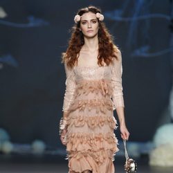 Desfile de Francis Montesinos en la Fashion Week Madrid: vestido nude con falda de plumas