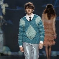 Desfile de Francis Montesinos en la Fashion Week Madrid: pantalón de cuadros  y jersey estampado para hombre