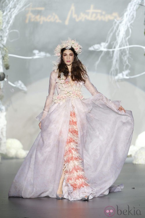 Desfile de Francis Montesinos en la Fashion Week Madrid: falda larga de plumas con chaqueta de gasa en tono rosa