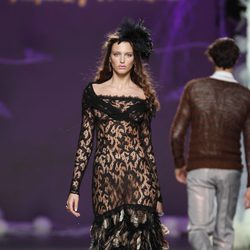 Desfile de Francis Montesinos en la Fashion Week Madrid: vestido largo de encaje negro con falda de plumas