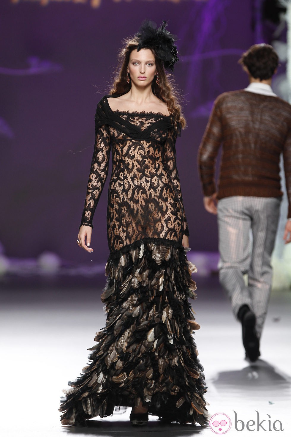 Desfile de Francis Montesinos en la Fashion Week Madrid: vestido largo de encaje negro con falda de plumas