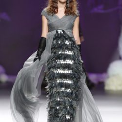 Desfile de Francis Montesinos en la Fashion Week Madrid: vestido largo gris de gasa con plumas