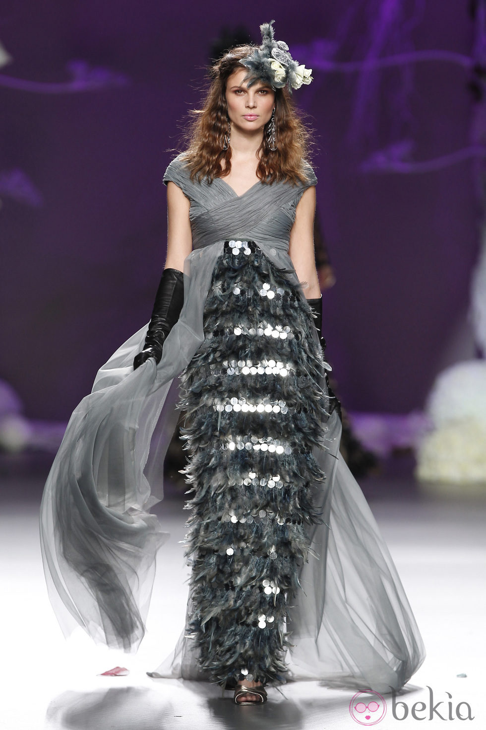 Desfile de Francis Montesinos en la Fashion Week Madrid: vestido largo gris de gasa con plumas