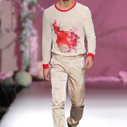 Desfile de Francis Montesinos en la Fashion Week Madrid: conjunto de pantalón dorado y orginal camiseta para hombre