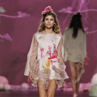 Desfile de Francis Montesinos en la Fashion Week Madrid: minivestido rosa de gasa con volantes