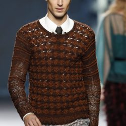 Desfile de Francis Montesinos en la Fashion Week Madrid: Jersey marrón con pantalón de cuadros para hombre