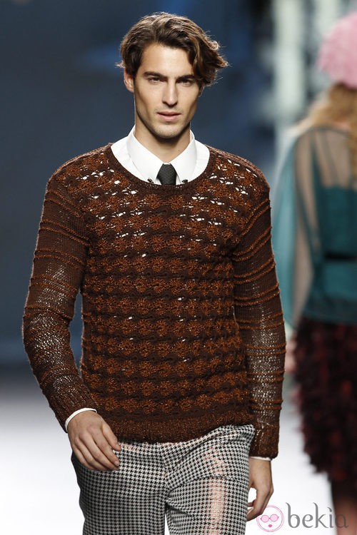 Desfile de Francis Montesinos en la Fashion Week Madrid: Jersey marrón con pantalón de cuadros para hombre