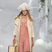 Desfile de Francis Montesinos en la Fashion Week Madrid: vestido de gasa rosa y abrigo beige