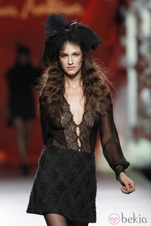 Desfile de Francis Montesinos en la Fashion Week Madrid: minifalda de lana con camisa de gasa en color negro