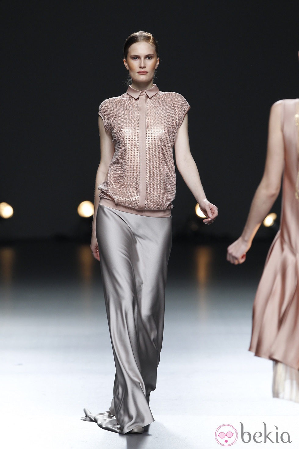 Desfile de Duyos en la Fashion Week Madrid: falda larga plata de seda