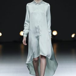 Desfile de Duyos en la Fashion Week Madrid: vestido vaporoso en color celeste