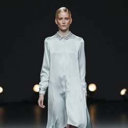 Desfile de Duyos en la Fashion Week Madrid: vestido vaporoso en color celeste