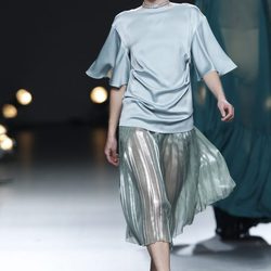 Desfile de Duyos en la Fashion Week Madrid: falda plisada en color celeste