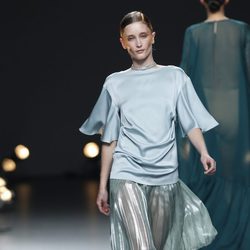 Desfile de Duyos en la Fashion Week Madrid: falda plisada en color celeste