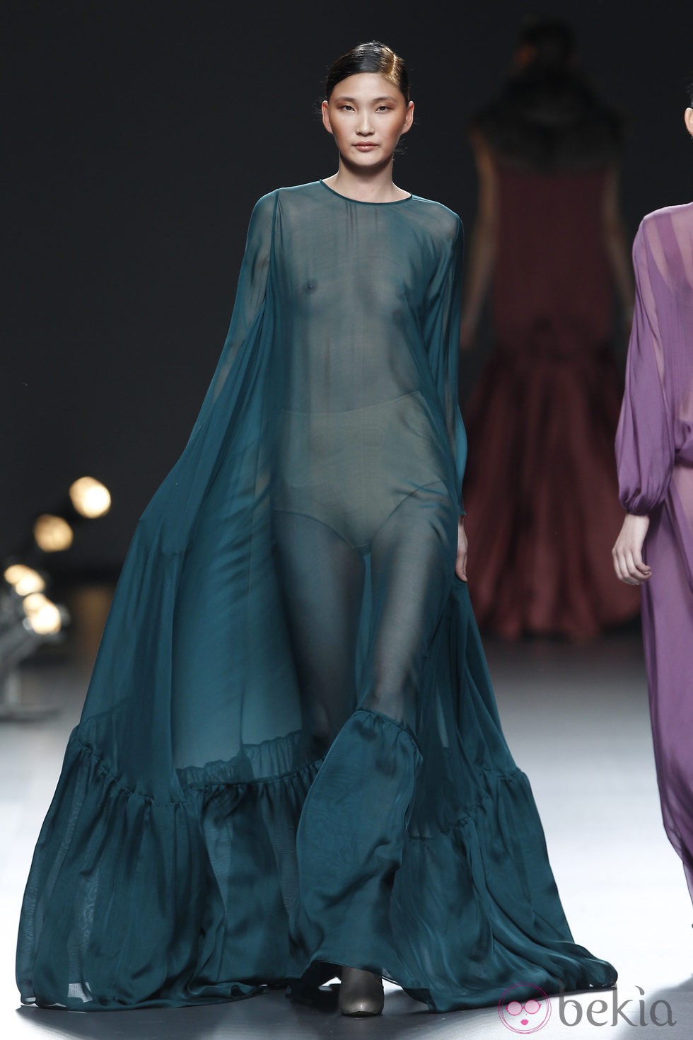 Desfile de Duyos en la Fashion Week Madrid: vestido verde transparente