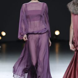 Desfile de Duyos en la Fashion Week Madrid: vestido morado transparente