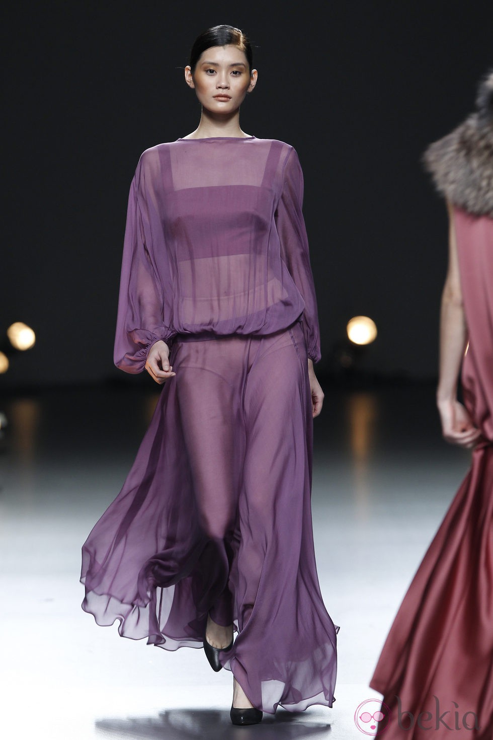 Desfile de Duyos en la Fashion Week Madrid: vestido morado transparente