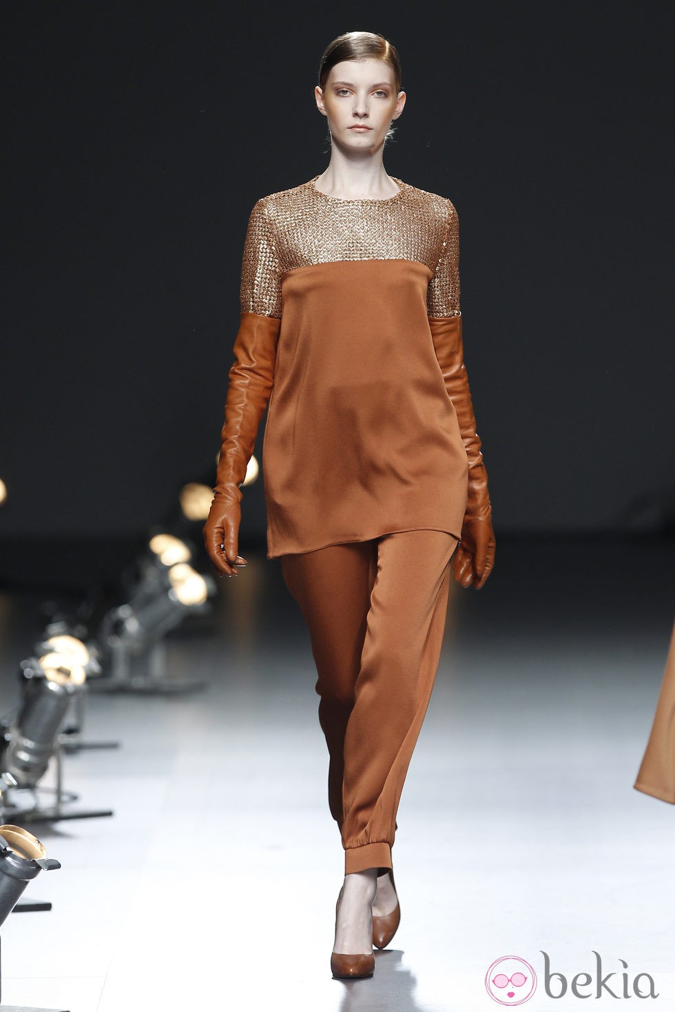 Desfile de Duyos en la Fashion Week Madrid: traje pantalón marrón