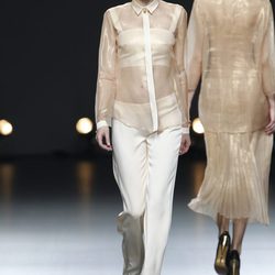 Desfile de Duyos en la Fashion Week Madrid: pantalón y camisa trasnsparente en color beige