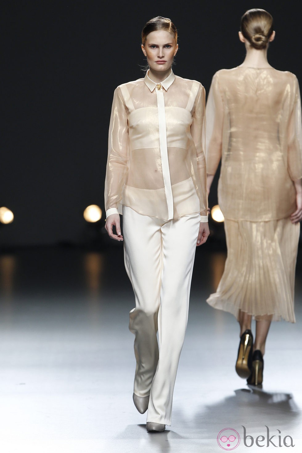 Desfile de Duyos en la Fashion Week Madrid: pantalón y camisa trasnsparente en color beige