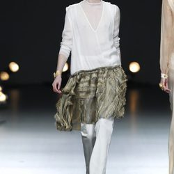 Desfile de Duyos en la Fashion Week Madrid:  conjunto de falda pantalón y camisa blanca