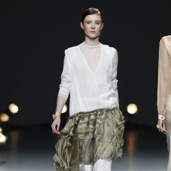 Desfile de Duyos en la Fashion Week Madrid:  conjunto de falda pantalón y camisa blanca