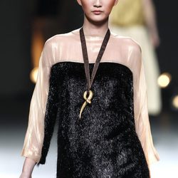 Desfile de Duyos en la Fashion Week Madrid: camisa bicolor con falda dorada