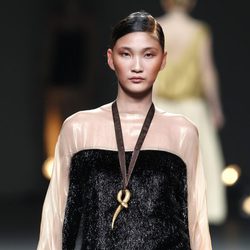 Desfile de Duyos en la Fashion Week Madrid: camisa bicolor con falda dorada