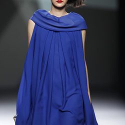 Desfile de Devota y Lomba en la Fashion Week Madrid: mini vestido azul klein