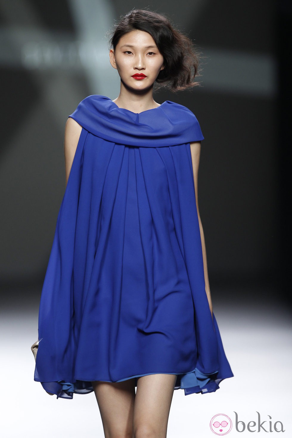 Desfile de Devota y Lomba en la Fashion Week Madrid: mini vestido azul klein