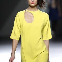 Desfile de Devota y Lomba en la Fashion Week Madrid: mini vestido amarillo de manga corta