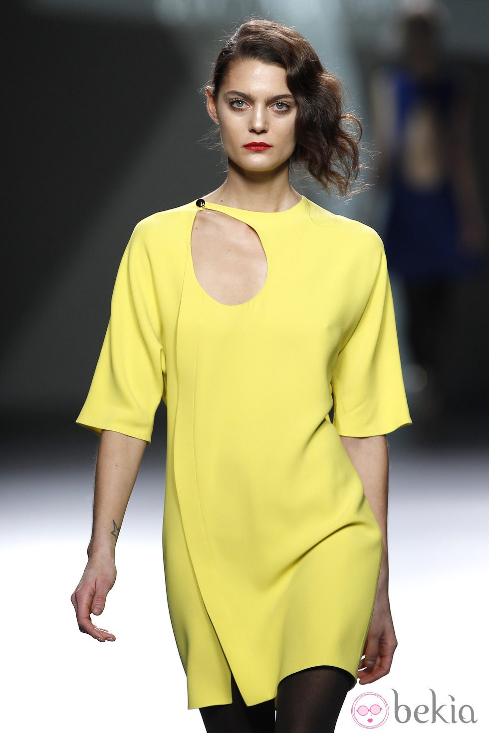 Desfile de Devota y Lomba en la Fashion Week Madrid: mini vestido amarillo de manga corta