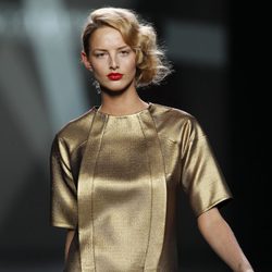 Desfile de Devota y Lomba en la Fashion Week Madrid: vestido dorado de manga corta