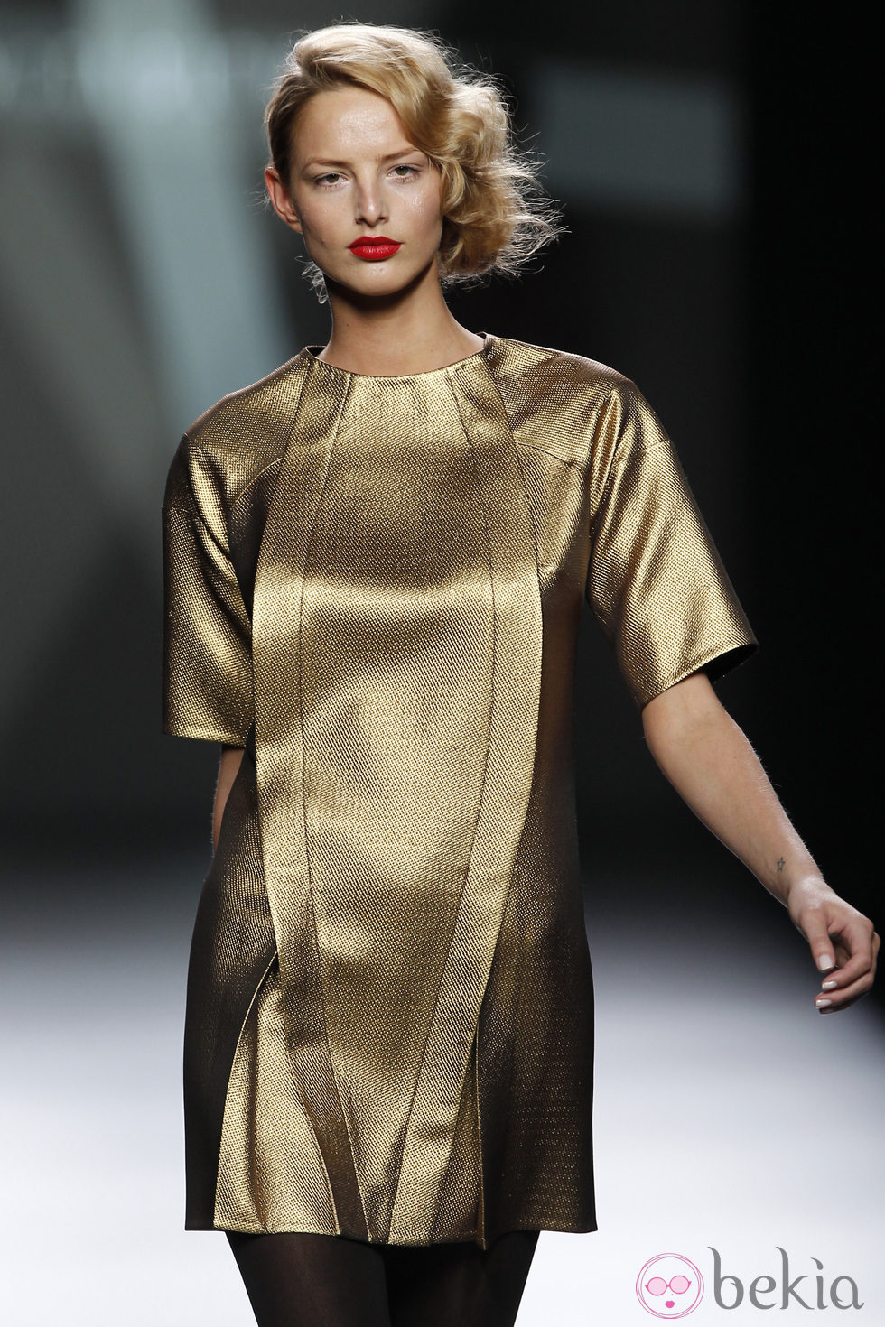Desfile de Devota y Lomba en la Fashion Week Madrid: vestido dorado de manga corta