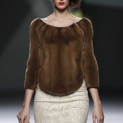 Desfile de Devota y Lomba en la Fashion Week Madrid: jersey de pelo marrón con mini falda beis