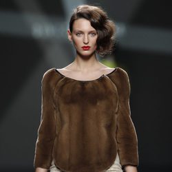 Desfile de Devota y Lomba en la Fashion Week Madrid: jersey de pelo marrón con mini falda beis