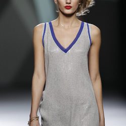 Desfile de Devota y Lomba en la Fashion Week Madrid: mini vestido gris estilo camiseta