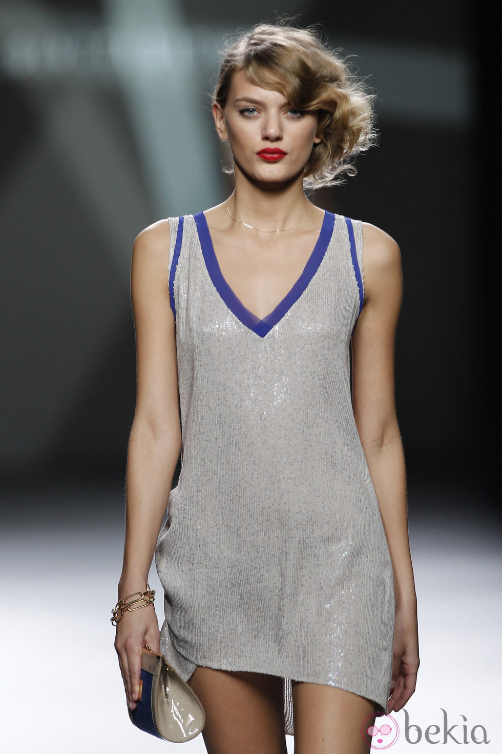 Desfile de Devota y Lomba en la Fashion Week Madrid: mini vestido gris estilo camiseta