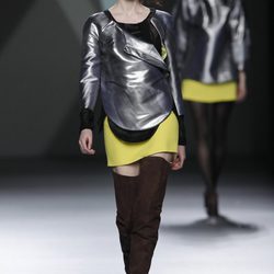 Desfile de Devota y Lomba en la Fashion Week Madrid: mini falda amarilla y chaqueta metalizada