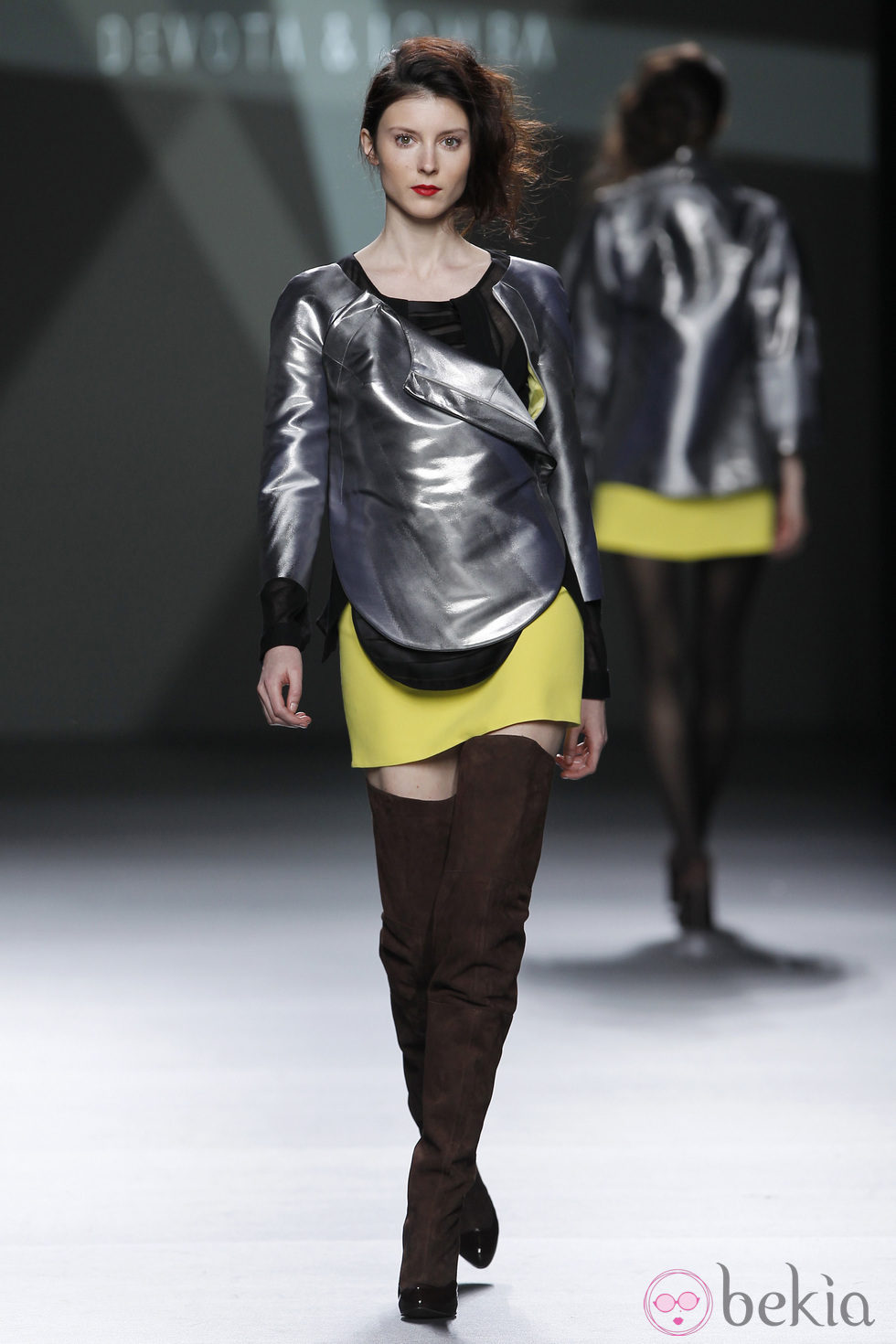 Desfile de Devota y Lomba en la Fashion Week Madrid: mini falda amarilla y chaqueta metalizada