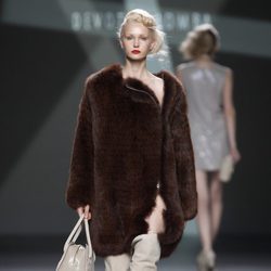 Desfile de Devota y Lomba en la Fashion Week Madrid: abrigo de pelo marrón con pantalón beis