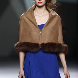 Desfile de Devota y Lomba en la Fashion Week Madrid: vestido azul klein con capa marrón
